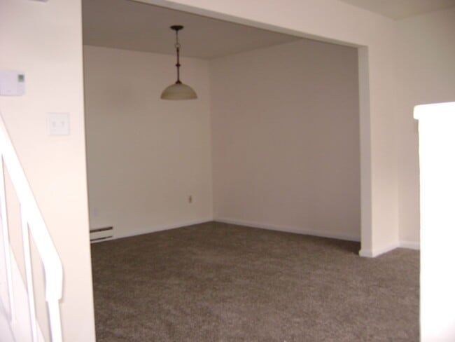 Building Photo - 3BR Townhome with garage! - Northampton School District