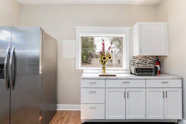 Building Photo - 1122 Emerson Ave