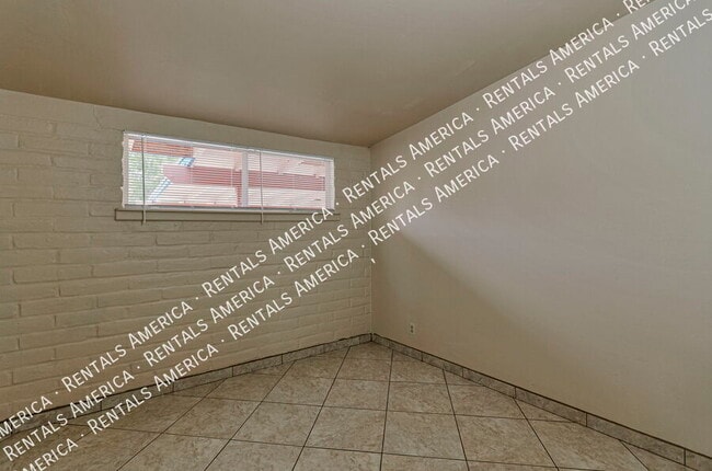 Building Photo - 7002 E Kirkland Dr