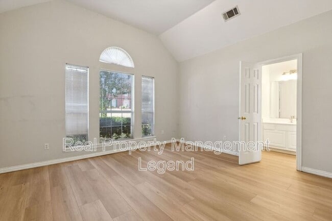 Building Photo - 8012 Greenwood Dr