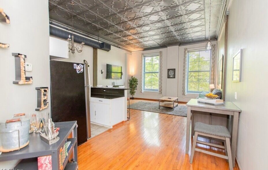 Building Photo - 408 W Saint Clair Ave