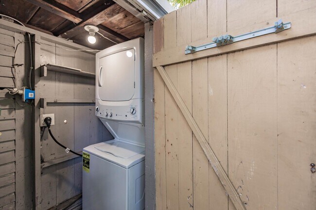 Building Photo - 808 N Palmway