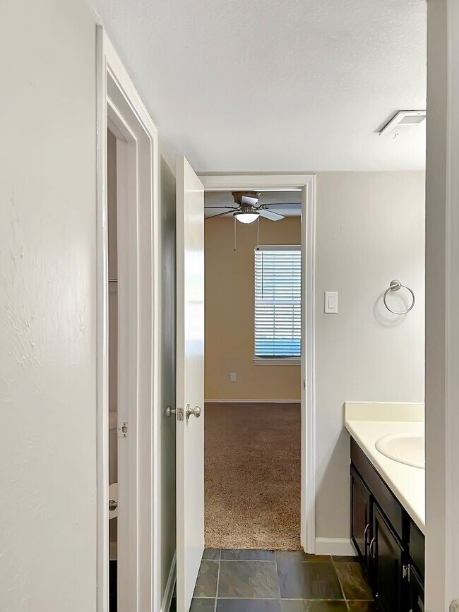 Building Photo - 2-Bed, 2-Bath Townhome with Flexible Floor...