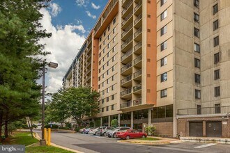 Building Photo - 3800 Powell Ln