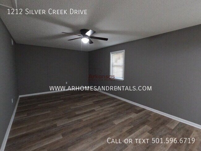 Building Photo - 1212 Silver Creek Dr