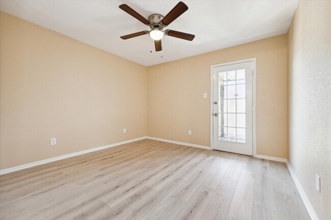 Building Photo - 11201 Lynbrook Dr