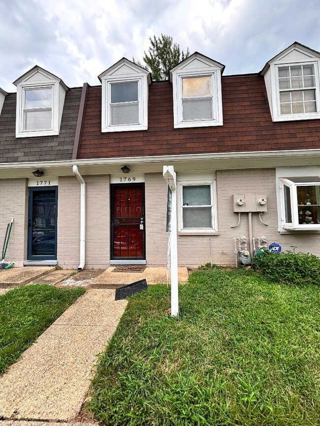Building Photo - 1769 Village Green Dr