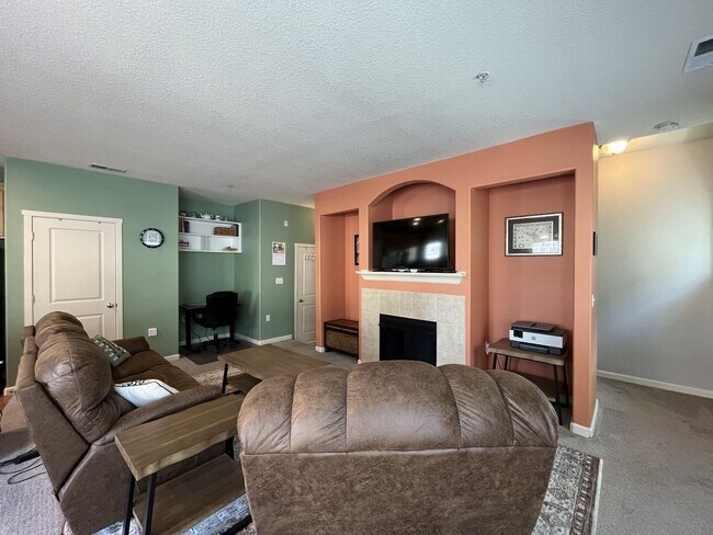 Building Photo - Well-Designed Condo with Dual Primary Suites, Vaulted Ceilings & Community Clubhouse