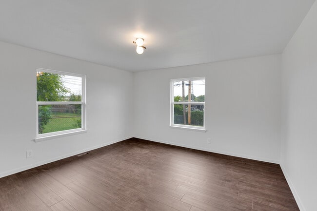 Building Photo - 5415 E 17th St