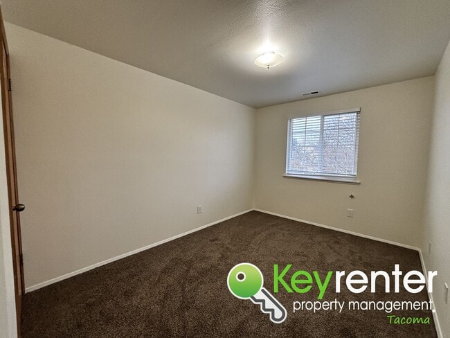 Building Photo - Spacious Northeast Tacoma 3 Bedroom 2.5 Bathroom Home for Rent in Secluded Neighborhood!