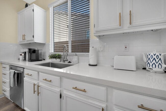 Building Photo - 84066 Olona Ct