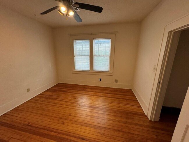 Building Photo - Tons of possibilities here!  3 bedrooms pl...