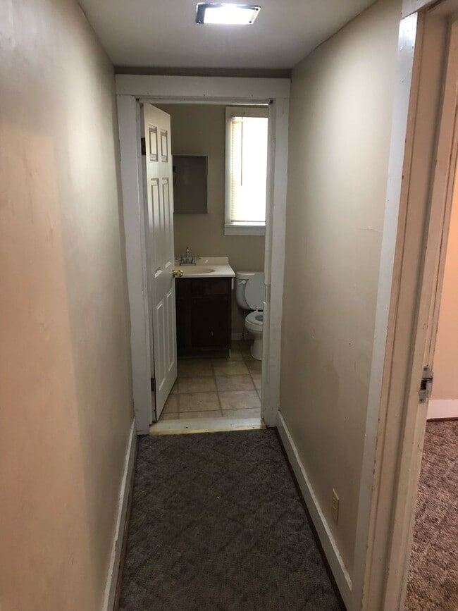 Building Photo - $875 - 2 bed 1 bath - Single Family Home