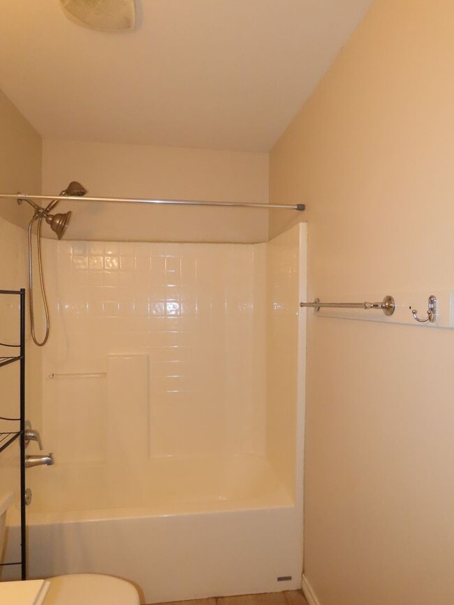 Building Photo - Beautiful 3 Bedroom, 2 Bath Duplex in Lindale!