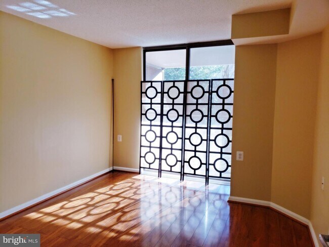 Building Photo - 10101 Grosvenor Pl