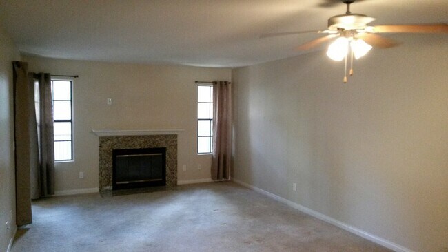Building Photo - 2 bdrm, 2 bath 1050 SqFt, Carmel Mtn 2nd f...