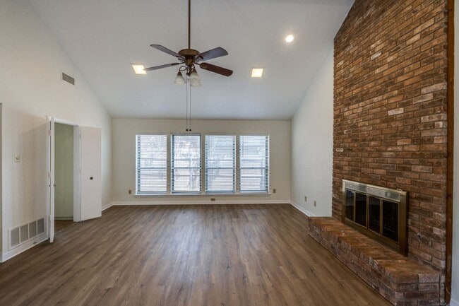 Building Photo - Beautiful and bright Plano home with updates