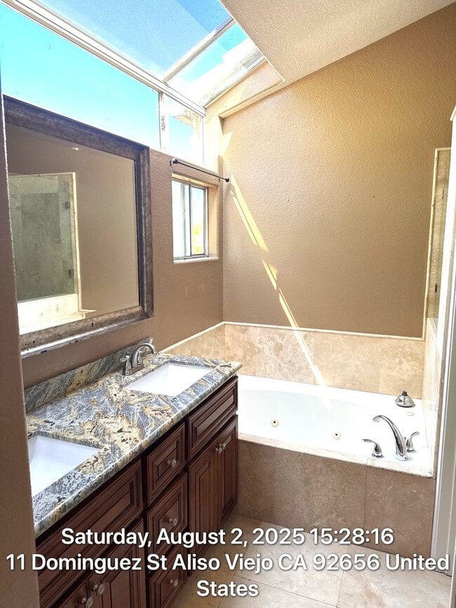 Building Photo - Beautiful 4 Bedroom, 2.5 Bath Single Famil...