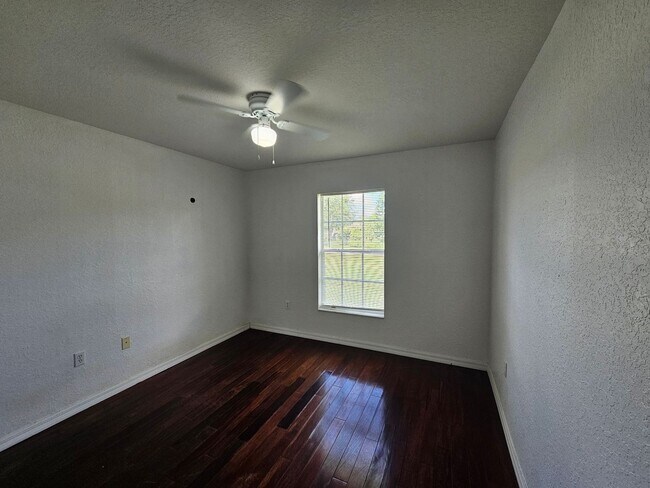 Building Photo - BEAUTIFUL 3 BED / 2 / BATH /2 CAR GARAGE (...
