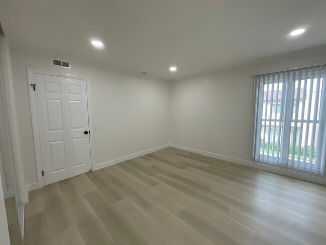 Building Photo - Villa Pacific: Remodeled 2 Bedroom 1.5 Bath Attached Townhouse,