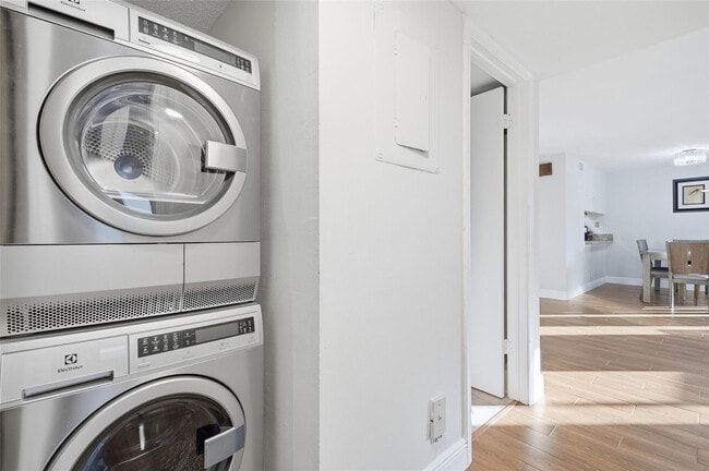 Building Photo - 8412 Shadow Ct