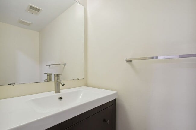 Building Photo - Reston-Renovated 3 BR / 2 BA / 2 1/2 BA En...