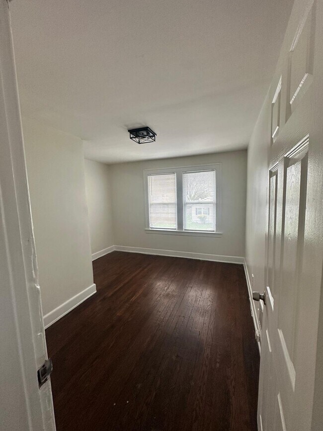 Building Photo - 4733 Lakepointe St
