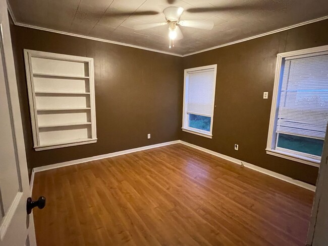 Building Photo - 605 E Main St