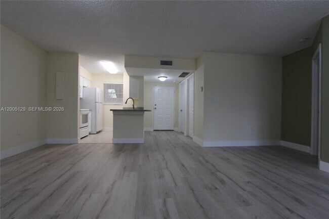 Building Photo - 2890 N Oakland Forest Dr