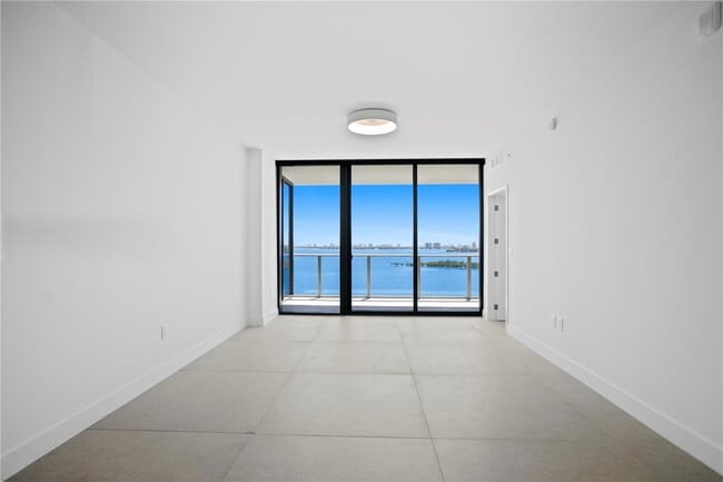 Building Photo - 700 NE 24th St