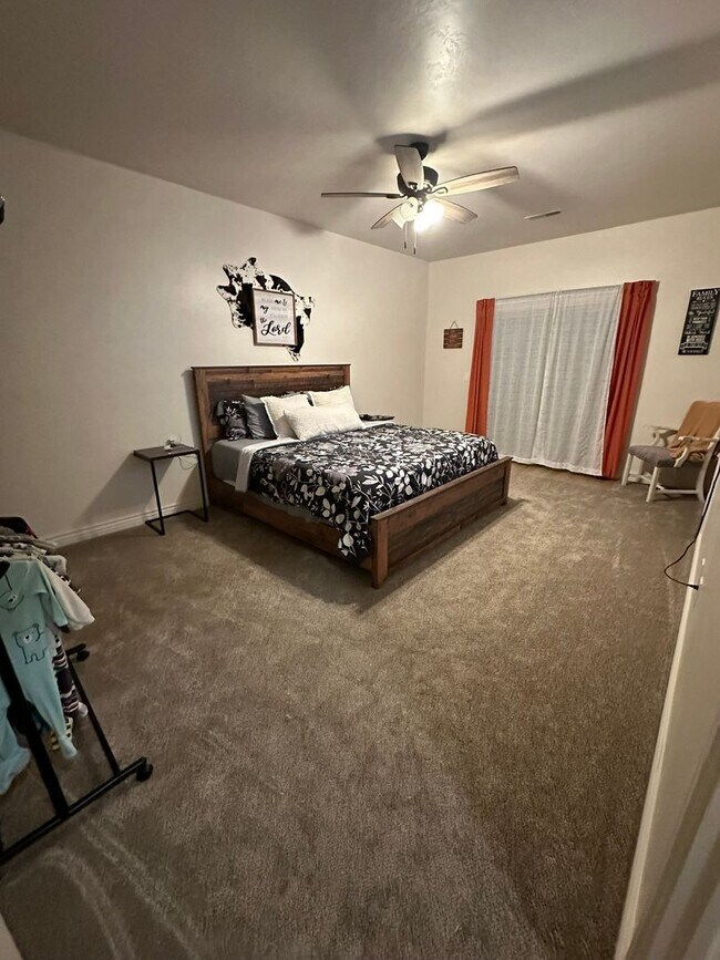 Building Photo - 896 S 110 W