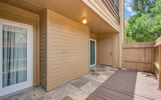 Building Photo - 10555 Turtlewood Ct