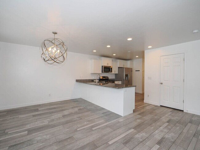 Building Photo - 3 Bedroom, 2.5 Bathroom Riverton Town Home