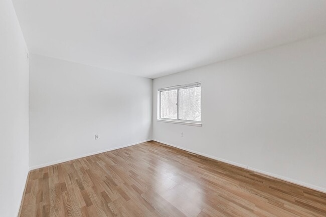 Building Photo - 2BD/1BA in Bethesda Park - Feeds to WJ HS - ALL Utilities Included
