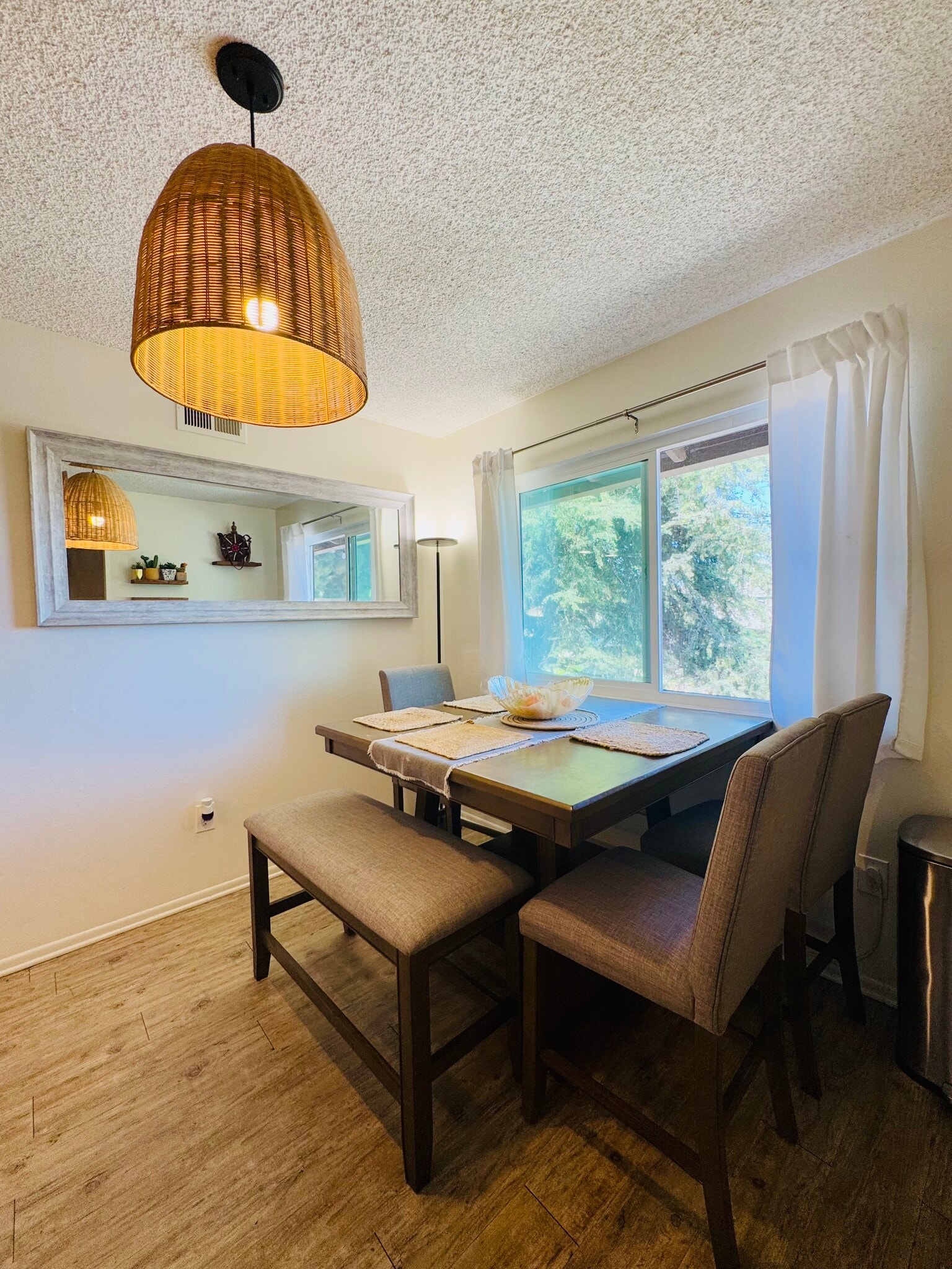 Dining area - 16932 Lilac Lane