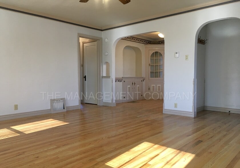 Building Photo - 576 Addison Ave W