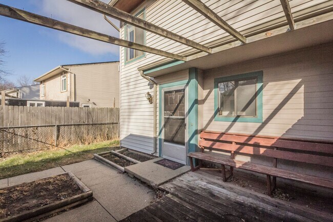 Building Photo - Cozy 3 Bedroom 1.5 Bathroom Duplex