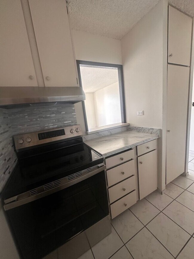 Building Photo - Moanalua Armstrong