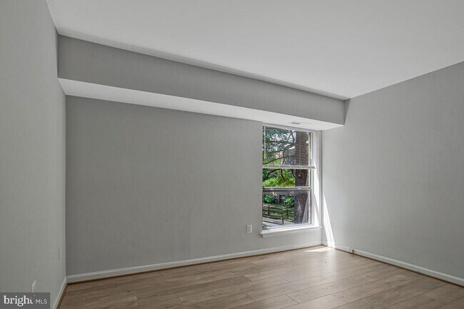 Building Photo - 15 Silverwood Cir