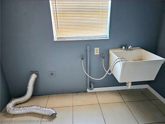 Building Photo - 138 Friendly Cir