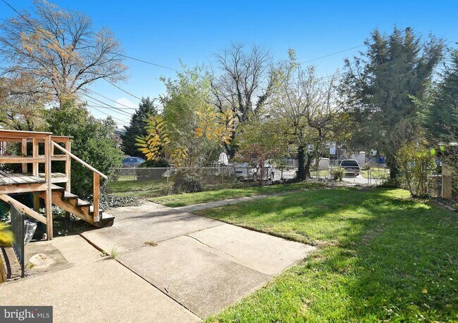 Building Photo - 3-bedroom, 1 and half bathroom end-of-group townhome in the quiet Stoneridge neighborhood in Towson