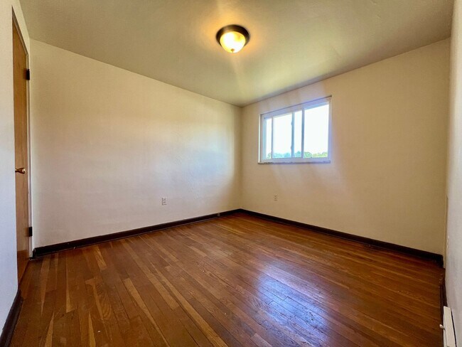 Building Photo - Cozy Two Bedroom Townhome with Central AC & Off-Street Parking! Call Today to Schedule a Tour!