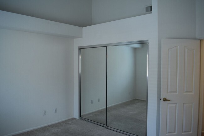 Building Photo - 2 Bed/ 2.5 Bath- Dual Master Townhome in U...