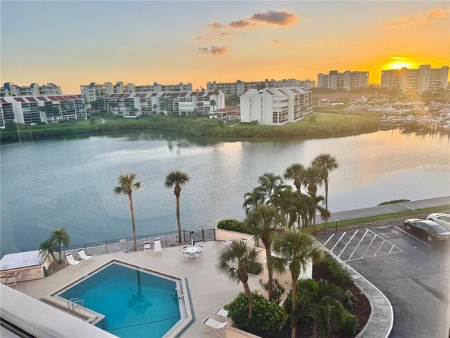 Building Photo - 7400 Sun Island Dr S