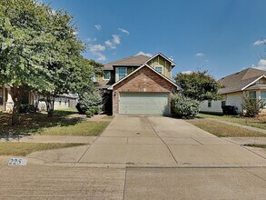 Building Photo - BEAUTIFUL HOME IN BURLESON ISD!