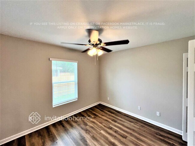 Building Photo - 832 SE Starflower Ave