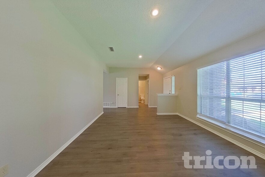 Building Photo - 1402 Baker Dr