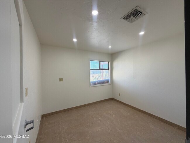 Building Photo - 1741 N 6th Ave