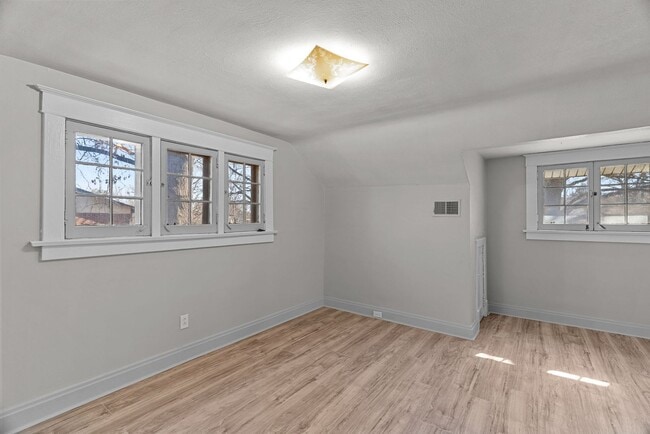 Building Photo - Charming 2+ Bedroom in Shrewsbury – Walkable Neighborhood & Pet-Friendly!
