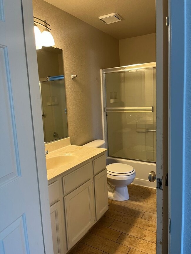 Building Photo - Available Now! Move-In Ready